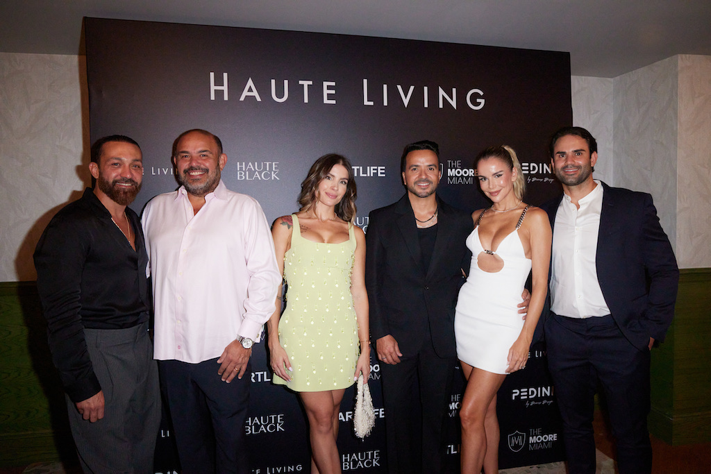 Águeda López, Luis Fonsi, and guests